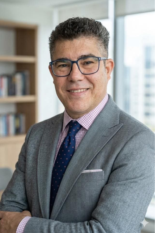 Equipo de CrecetGlobal Consulting trabajando en la oficina